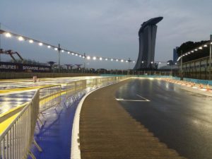 Ultima curva prima del rettilineo e della griglia di partenza, illuminazione della pista accesa! In distanza si può notare il famoso hotel di lusso Marina Bay Sands