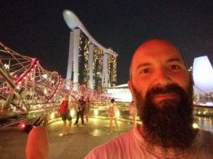 Selfie in notturna davanti al ponte che porta al Marina Bay Sand sullo sfondo!