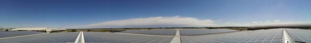 Panoramica dei pannelli fotovoltaici sul tetto del magazzino portuale