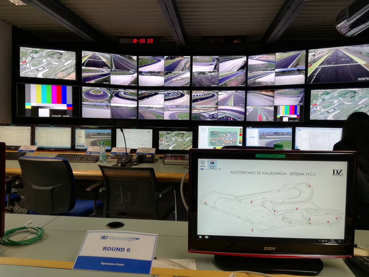 Control Room dell'Autodromo di Vallelunga completamente rifatta da DZ Engineering e Software di gestione delle Bandiere elettroniche DZ-Flag in primo piano.