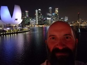 Selfie in notturna con sfondo skyline e l'ArtScience Museum!