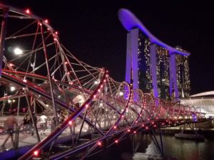 Marina Bay Sands illuminato di viola con ponte dna illuminato!