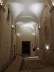 Illuminazione provvisoria nella vecchia chiesa che sarà da terminare in futuro