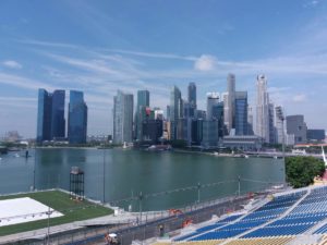 Foto della Baia di Singapore con la skyline dei palazzi dalla tribuna di fronte al floating!
