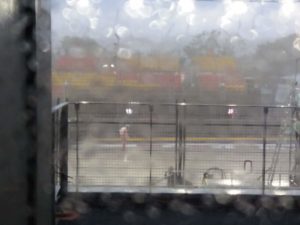 Responsabile di pista davanti alla griglia di partenza sotto l'acquazzone terrificante scatenatosi subito dell'orario di partenza del Gran Premio!