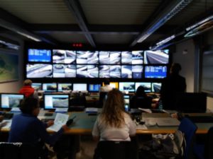 Control Room e Parete Monitoria dell'Autodromo di Vallelunga con controllori durante lo svolgimento di una gara.