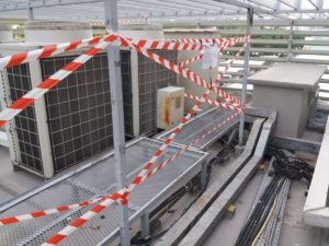 Bandellamento zona antenna principale TETRA sopra il Pit Building per evitare l'installazioni delle antenne dei vari team troppo vicine visto che potrebbero creare interferenze col segnale radio.