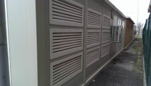 Qua si possono vedere le prese d'aria necessarie ad avere un adeguato volume d'aria per raffreddare gli inverter che hanno un sistema forzato di ricircolo dell'aria al loro interno e il climatizzatore per i mesi estivi