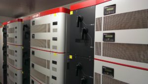 Questi sono i 3 rack presenti dentro le cabine di comando con ciascuno 6 inverter modulari da 55kw. Si possono notare i maniglioni di sicurezza per l'avvio e il fermo e i display che mostrano i dati principali di funzionamento! Prodotti Power-One