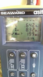 Strumento specifico per le misure su impianti fotovoltaico. Qua si può osservare la misura su una stringa (serie di N pannelli fotovoltaici) di Tensione, Corrente e Resistenza di Isolamento