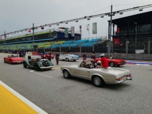 Prove della Drivers Parade con auto storiche dove i giornalisti intervistano i piloti prima della gara facendo un paio di giri di pista su queste auto vintage!