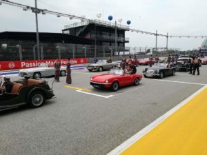 Prove della Drivers Parade con auto storiche dove i giornalisti intervistano i piloti prima della gara facendo un paio di giri di pista su queste auto vintage!