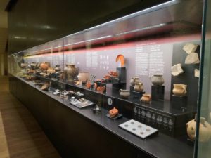Teca con reperti archeologici