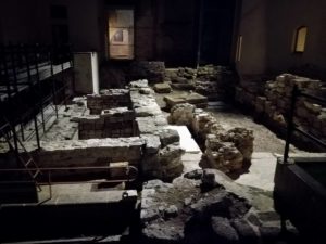 Resti archeologici nella parte esterna ma interna alla struttura