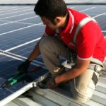 Collega elettricista mentre sistema un pannello