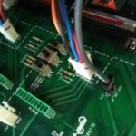 Particolare dello stampato - switch interni della scheda di controllo nel rack modulare da 6 inverte da 55KW.