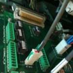 Particolare di settaggi interni attraverso microswitch della scheda di controllo nel rack modulare da 6 inverte da 55KW.