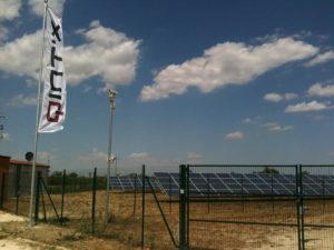 Ingresso con bandiera aziendale dell'impianto!