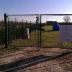 Ingresso impianto Fotovoltaico di Massa Lombarda con cartello dati impinato.