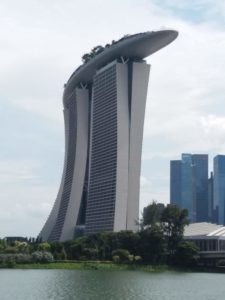 Marina Bay Sand - hotel di lusso con piscina e locali in cima!