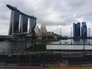 Foto della Baia di Singapore con la skyline dei palazzi dalla tribuna di fronte al floating!