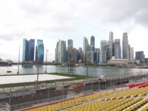 Foto della Baia di Singapore con la skyline dei palazzi dalla tribuna di fronte al floating!