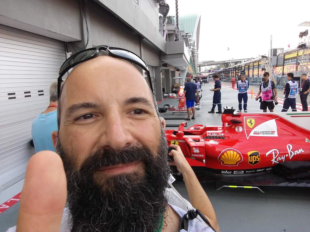 Apro la porta della nostro vano tecnico MDF2 e mi vedo la Ferrari dietro. Selfie d'obbilgo! 