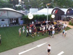 Calca di giornalisti nel prato delle interviste zona Paddock all'inseguimento di Piloti e Responsabili dei Team e anche di VIP!