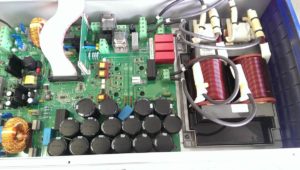 Scheda elettronica interna di un Inverter Fotovoltaico guasto