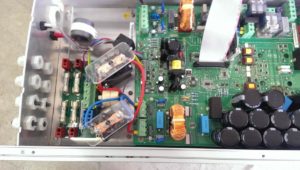 Scheda elettronica interna di un Inverter Fotovoltaico guasto