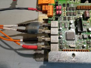 Particolare connessioni ottiche di scheda digilux PMU sotto test
